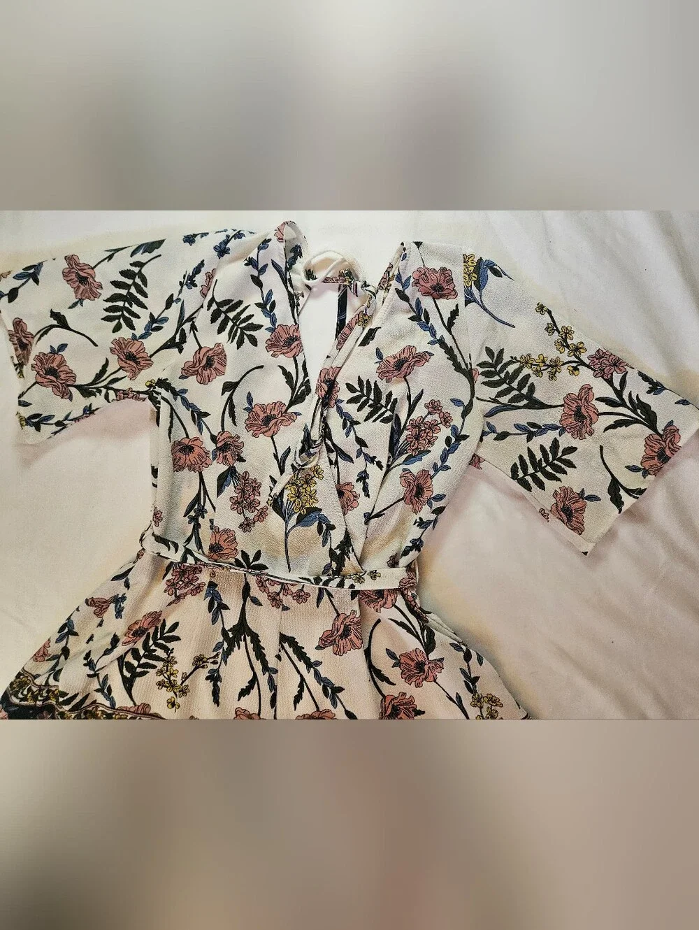 Trixxi Juniors Ivory And Fliral Short Sleeve V-neck Short Romper Size Small - Picture 3 of 16